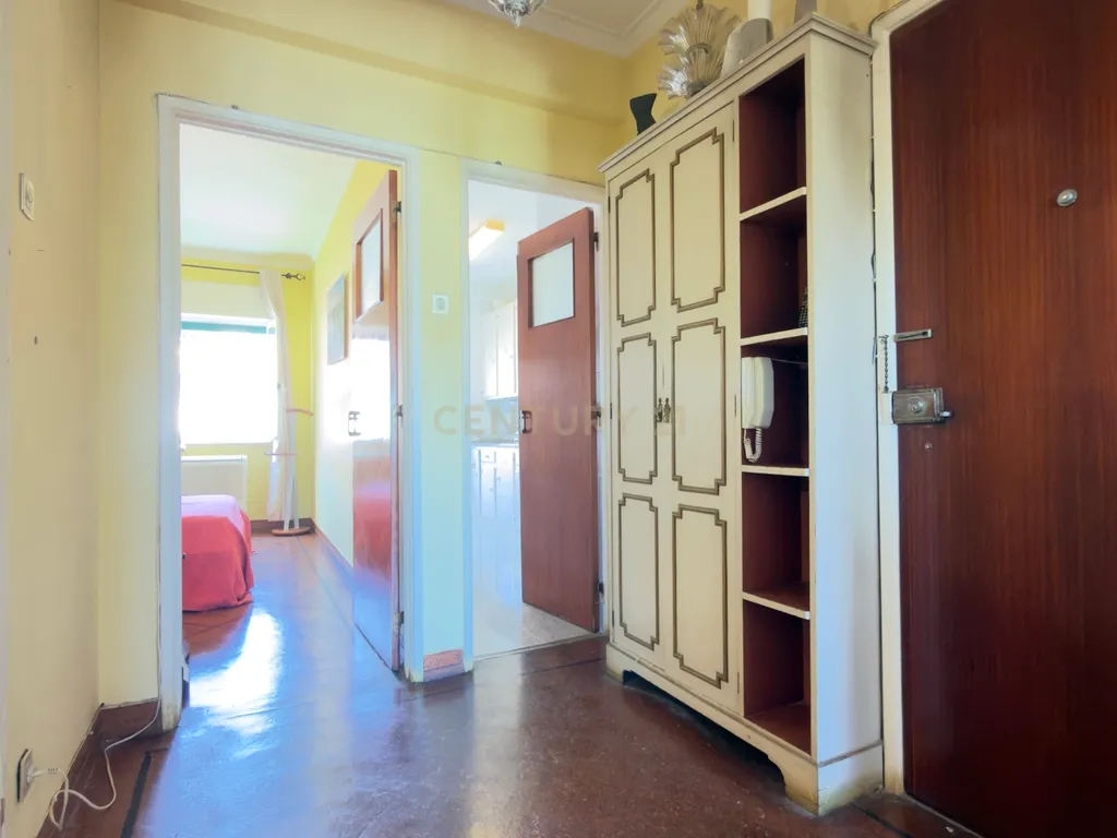 Apartamento T2 para remodelar com vista para o Convento de São Vicente - Image 11