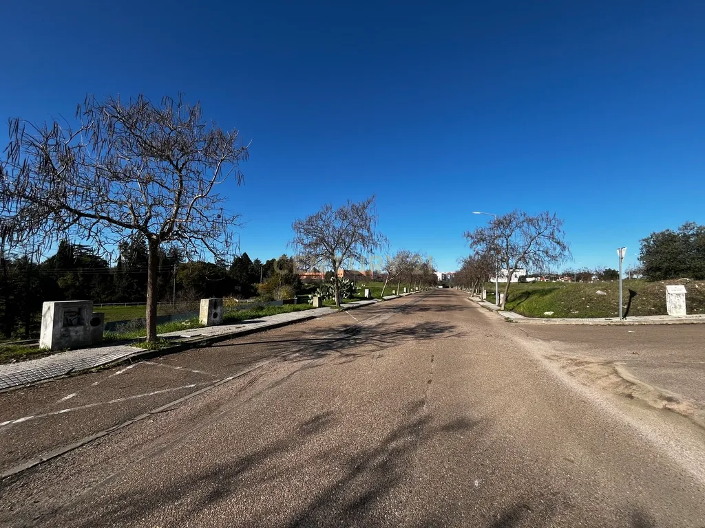 Lote 351m2 para construção de moradia isolada em zona nobre da cidade de Elvas - Image 2