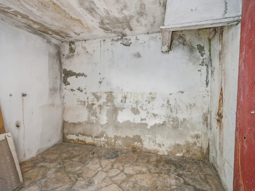 Moradia T7 de dois pisos com garagem, jardim e anexos | Terreno 894 m² na Paz em Mafra - Image 48