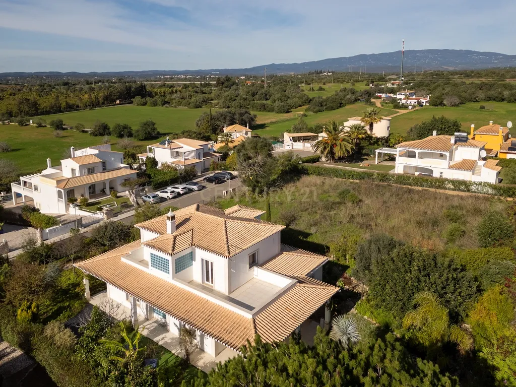 Vivenda exclusiva de construção moderna, 4 suítes, jardim imersivo com lago e viabilidade para piscina. - Image 42