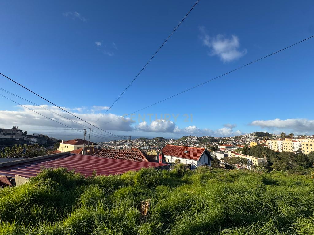 Terreno com Projeto Aprovado para Duas Moradias com Vista Panorâmica - Image 2