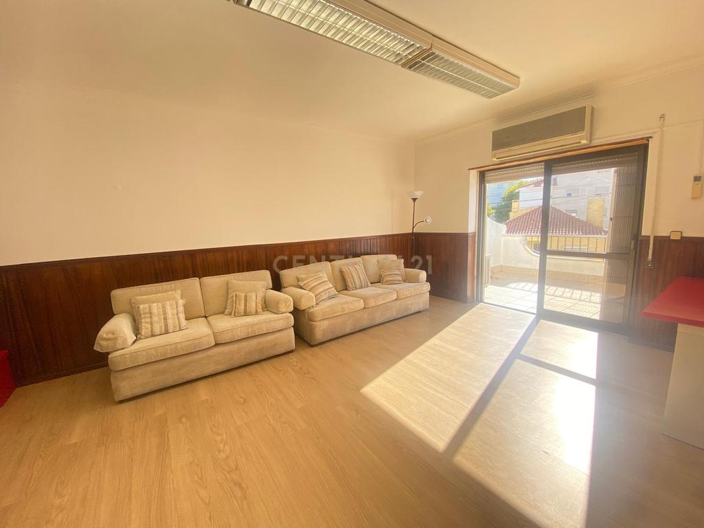Apartamento T0 (88 m²) com terraço – Próximo de Cascais - Image 3