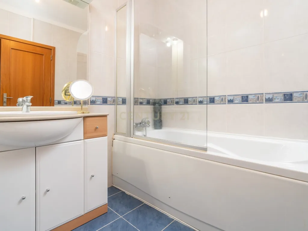 Moradia T4 com sótão versátil e excelentes acessos – uma oportunidade única - Image 16