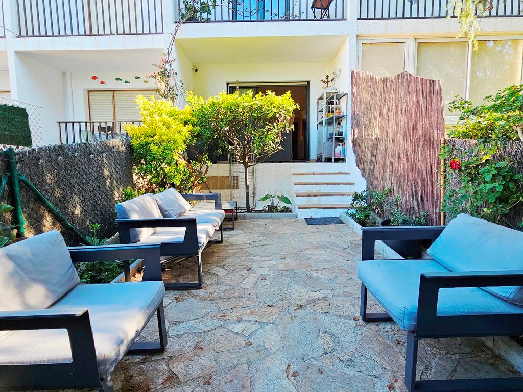 Viva o estilo de vida mediterrânico nesta casa com jardim e vista para o mar em Llançà - Image 28