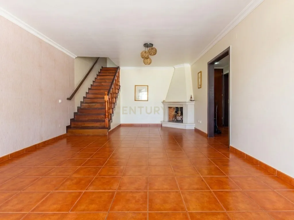 Moradia em Banda T3 com Sótão Aproveitado e Espaço Exterior – Casal Bolinhos, Azeitão - Image 1
