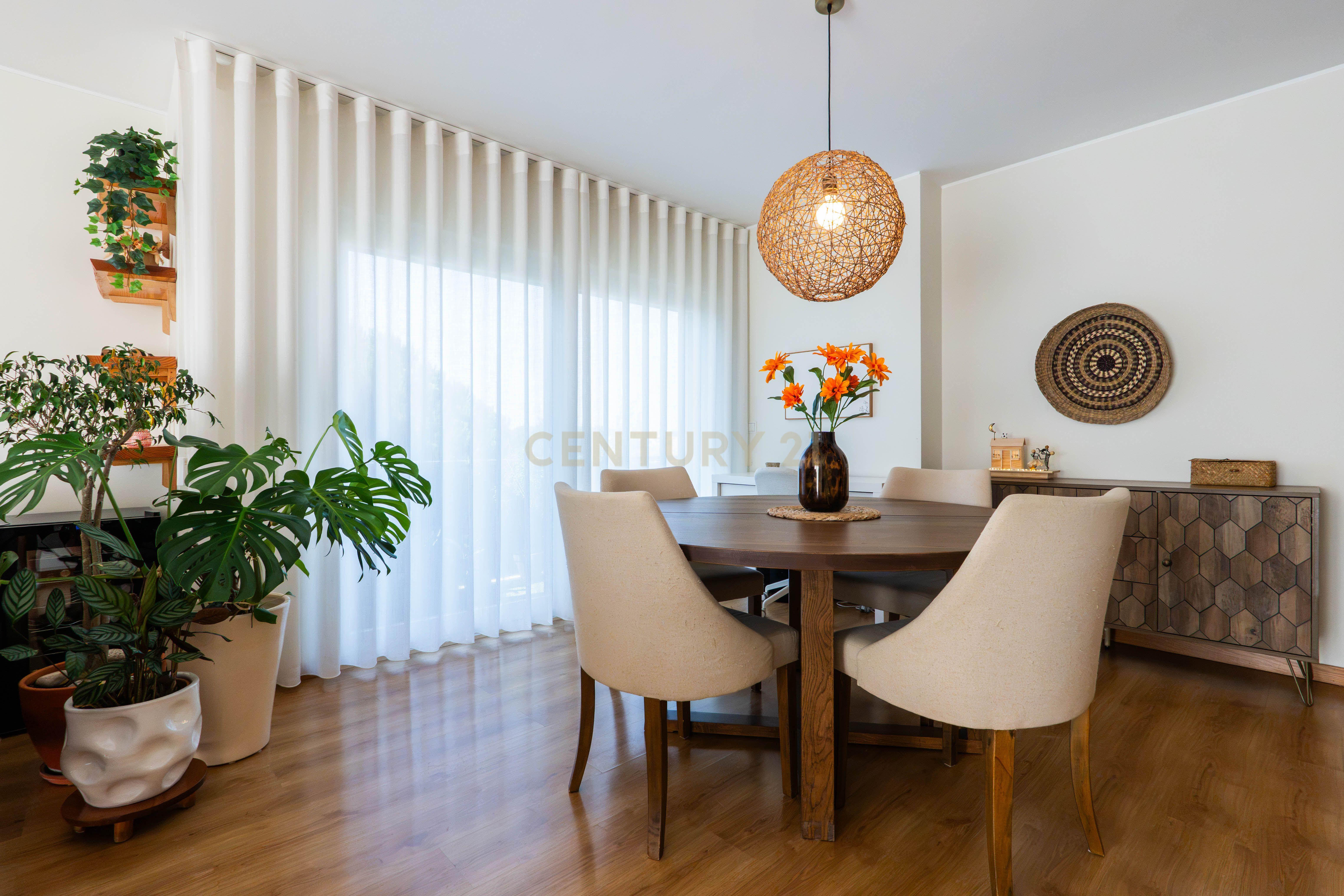 Fotografia 5 de T2 com 115m² na Quinta de São Macário | Varandas | Elevador | Arrecadação | Vista de mar subtil