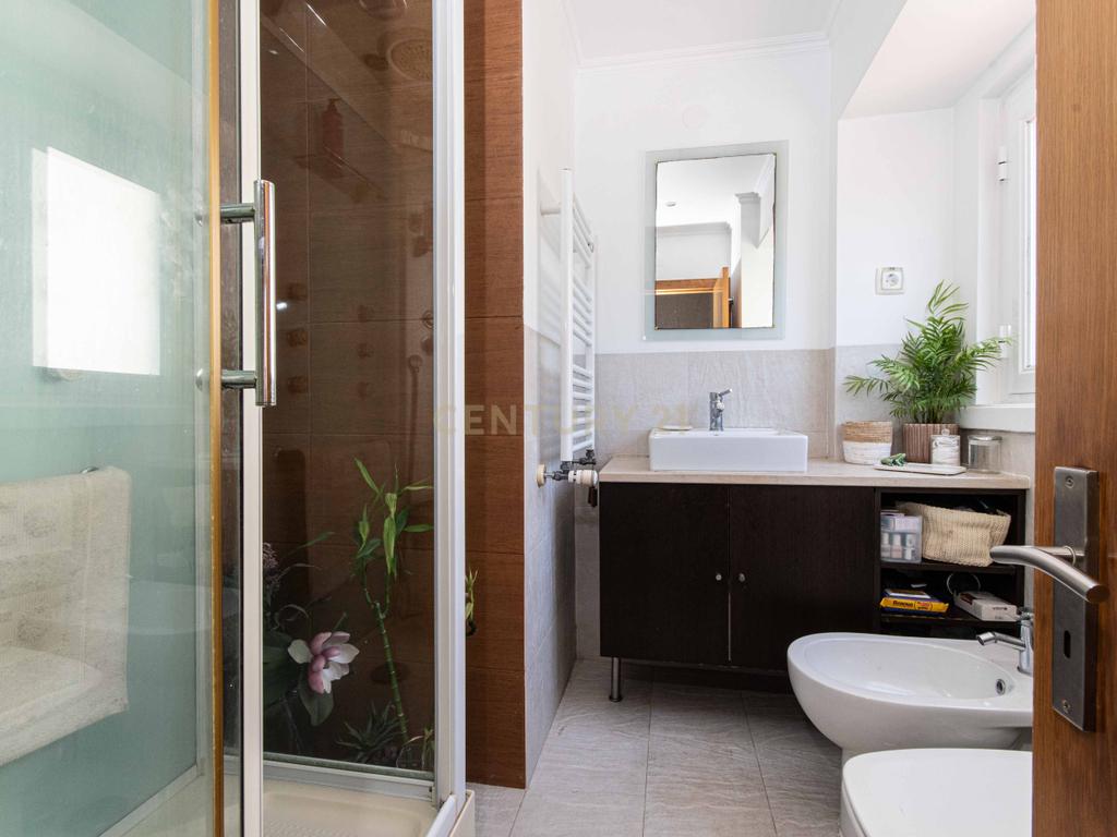 Apartamento T4 luminoso em Alvalade que combina estilo e localização premium - Image 11
