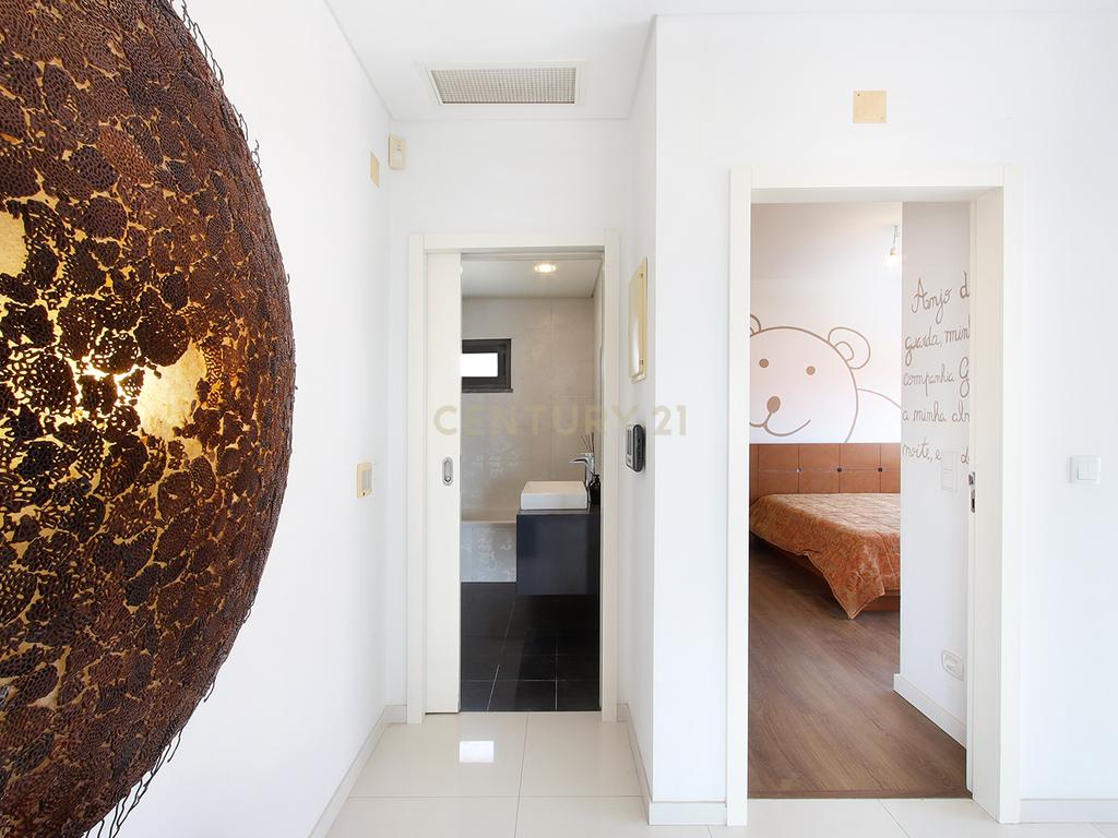Moradia Isolada T4 Moderna com Piscina Privada, Jardim e Garagem Ampla na Pontinha - Image 21