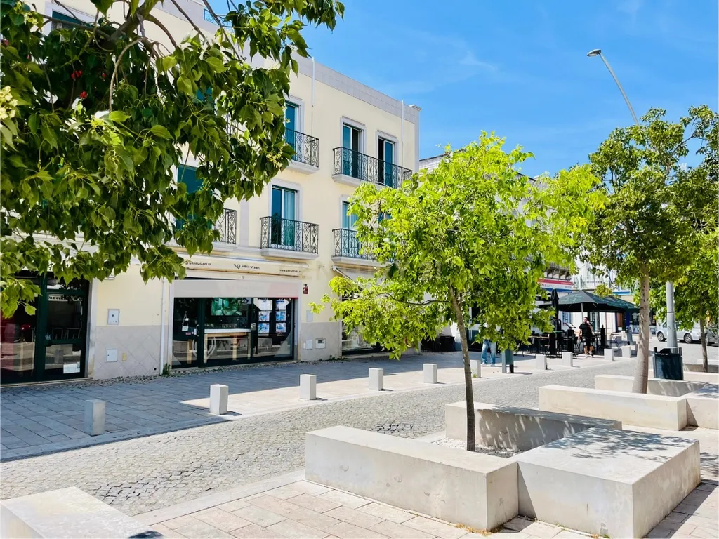 Apartamento T3 na Baixa de Olhão – Localização privilegiada junto à Praça da Floripes e Mercados Municipais - Image 4