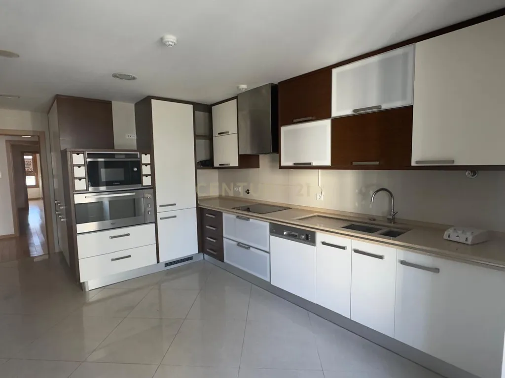 Apartamento T3 na Alta de Lisboa com Box para 2 Viaturas - Image 2