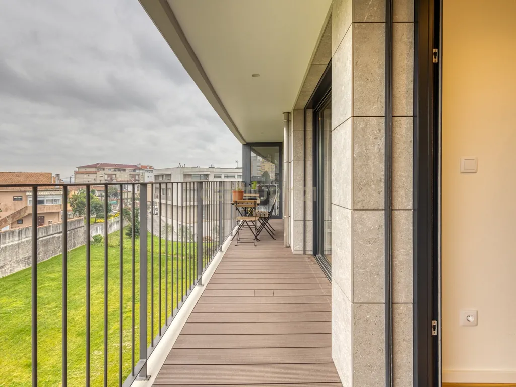 T2 Último Piso Semi-Novo com varanda na Madalena - Image 6