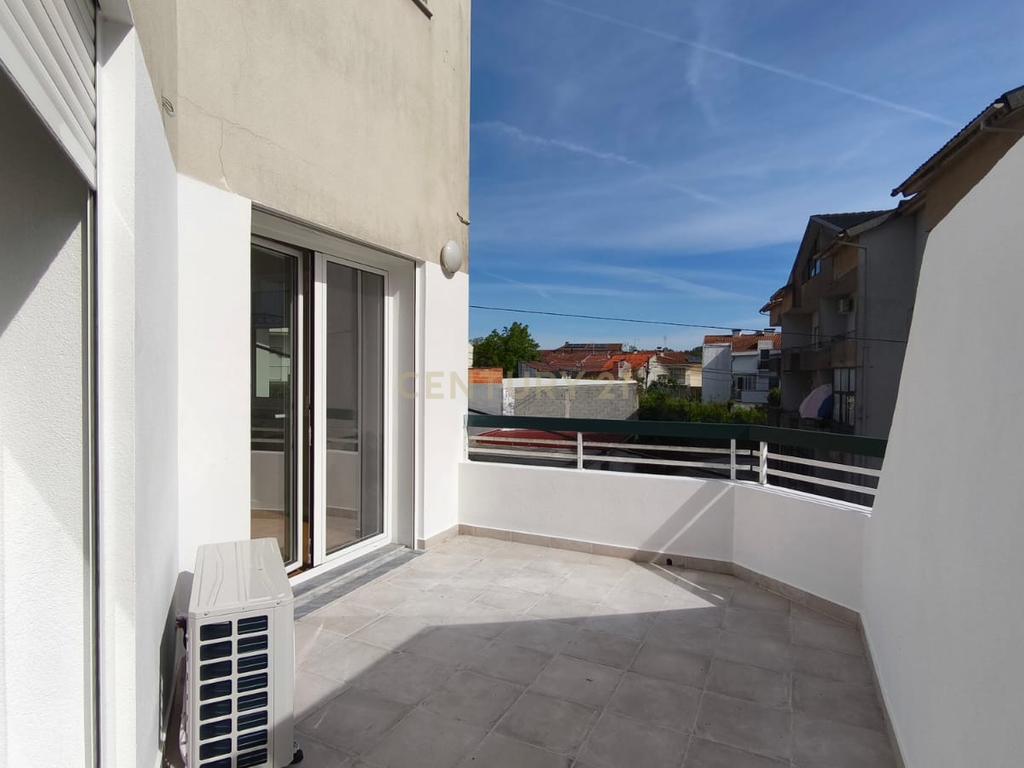 Apartamento T1 remodelado em Viseu com Terraço e Garagem - Image 2