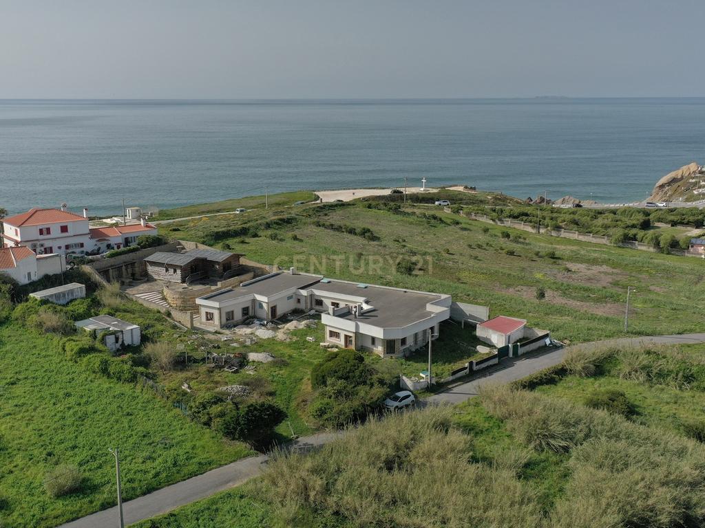 Hostel Boutique T8 + 2 bungalows T1 em Silveira, Torres Vedras - Image 1