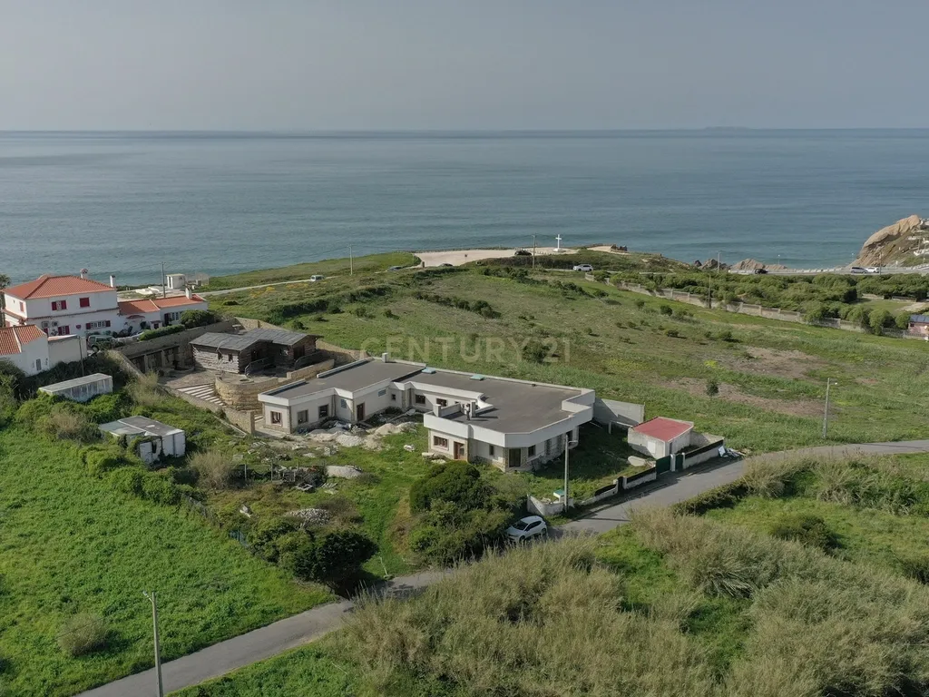 Hostel Boutique T8 + 2 bungalows T1 em Silveira, Torres Vedras - Image 1