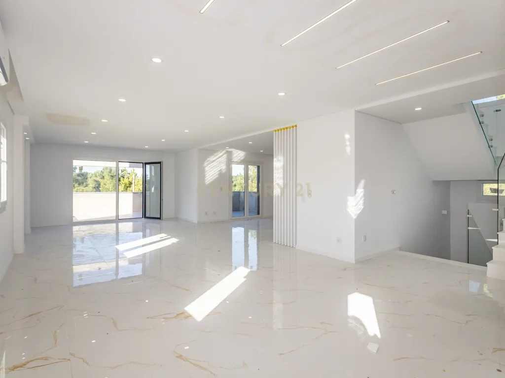 Carisma e boas áreas na sua Moradia Nova T4 Suites!!! no Pinhal do General - Image 2