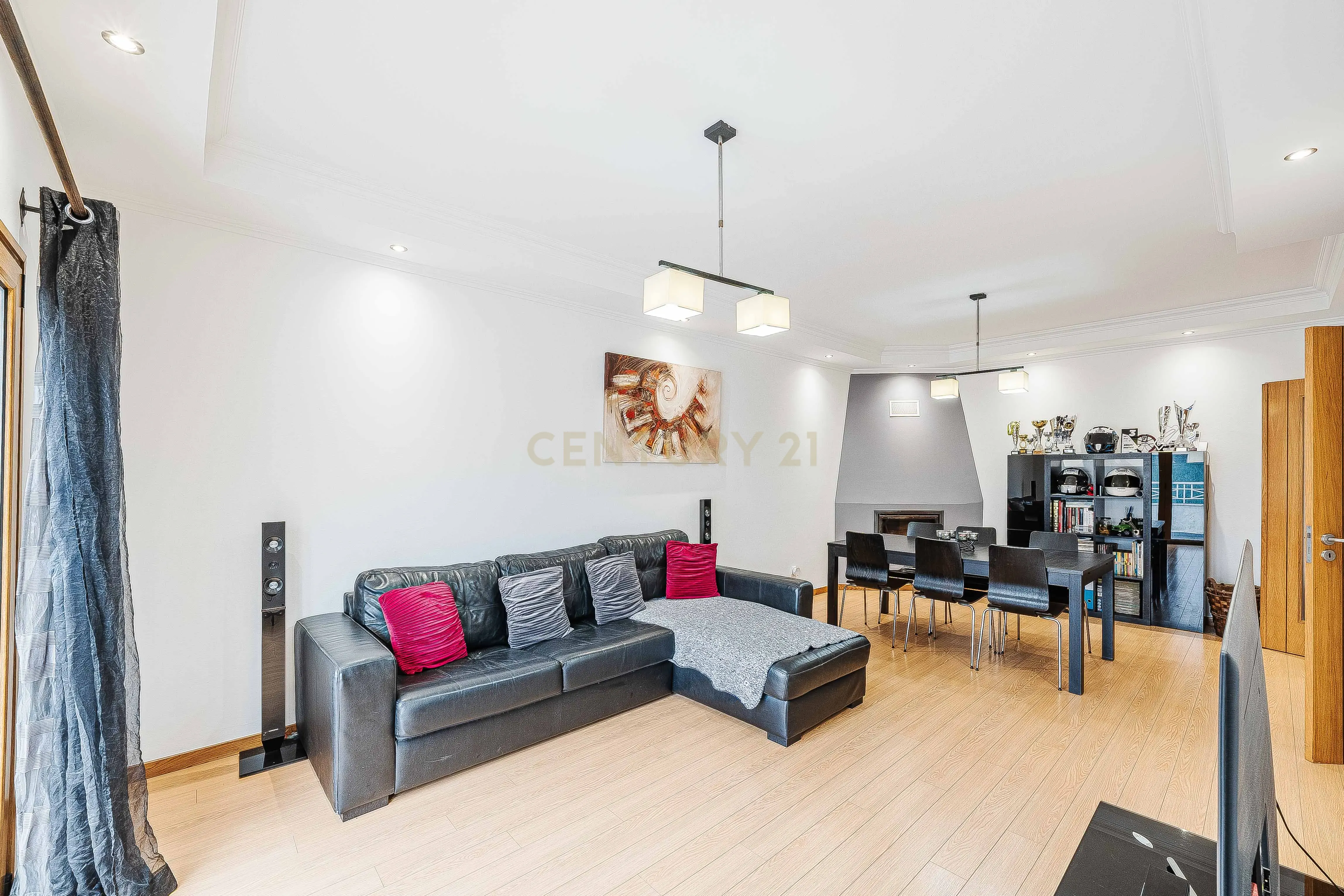 2-bedroom apartment in Caneças with terrace, courtyard and 2 parking spaces