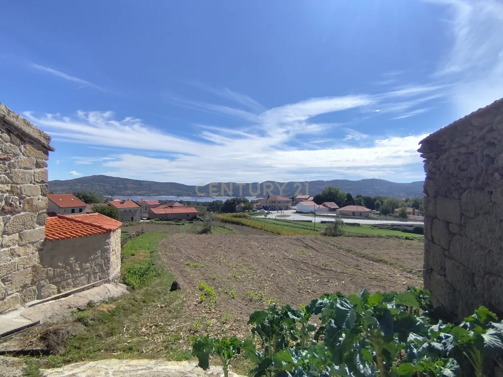 MORADIA COM TERRENO E VISTAS PARA A ALBUFEIRA DO ALTO RABAGÃO - Image 2