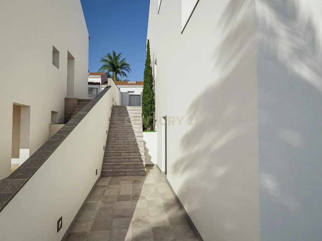 Casa completamente nova com piscina, jardim e vista para o mar em Calafell. - Image 28