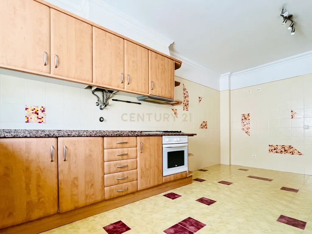 Apartamento T3 na Baixa de Olhão – Localização privilegiada junto à Praça da Floripes e Mercados Municipais - Image 12