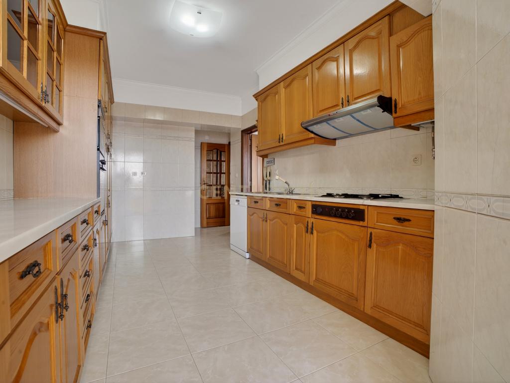 Apartamento T3 em Areeiro, com 1 lugar de garagem, Lisboa. - Image 15