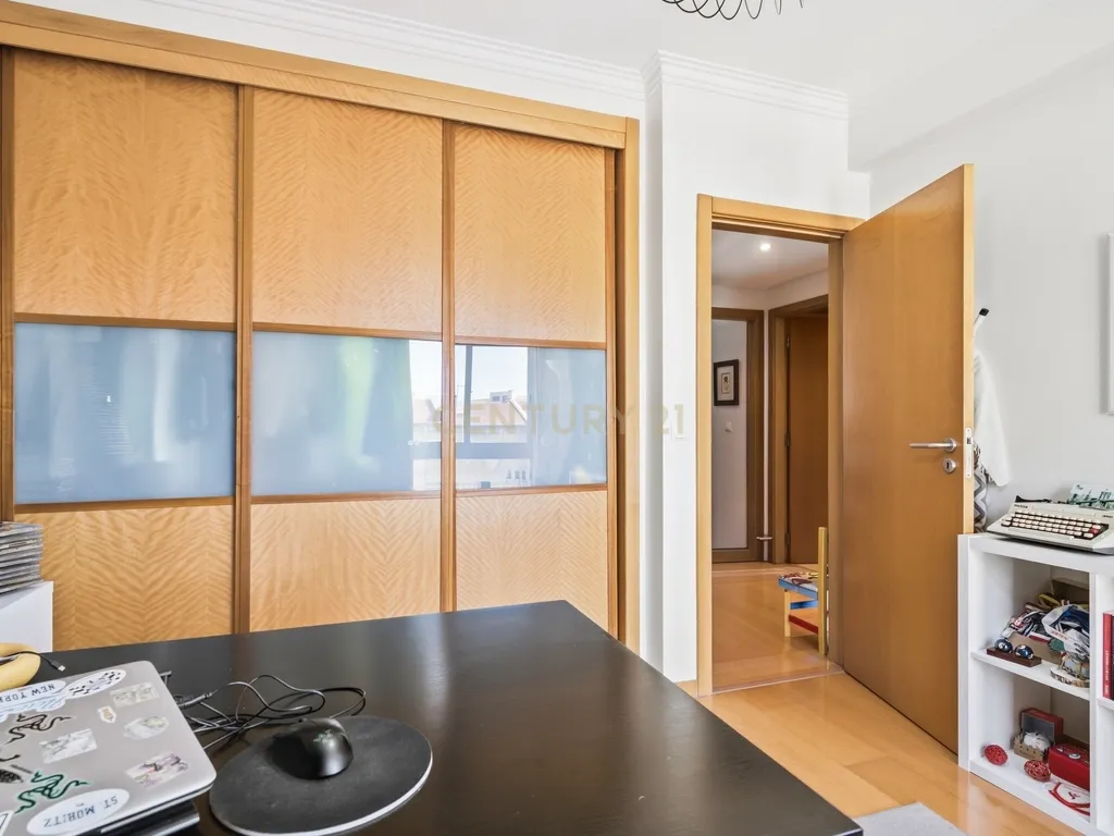 Apartamento T3 com 2 varandas, suíte e garagem no Cacém - Image 14