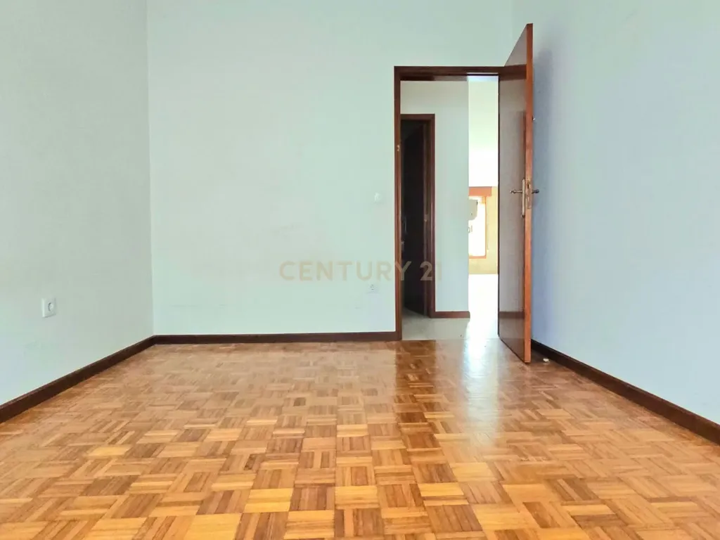 T2 Exclusivo no Centro de Esposende | Terraço Privado com Vista Mar | Garagem Fechada - Image 10