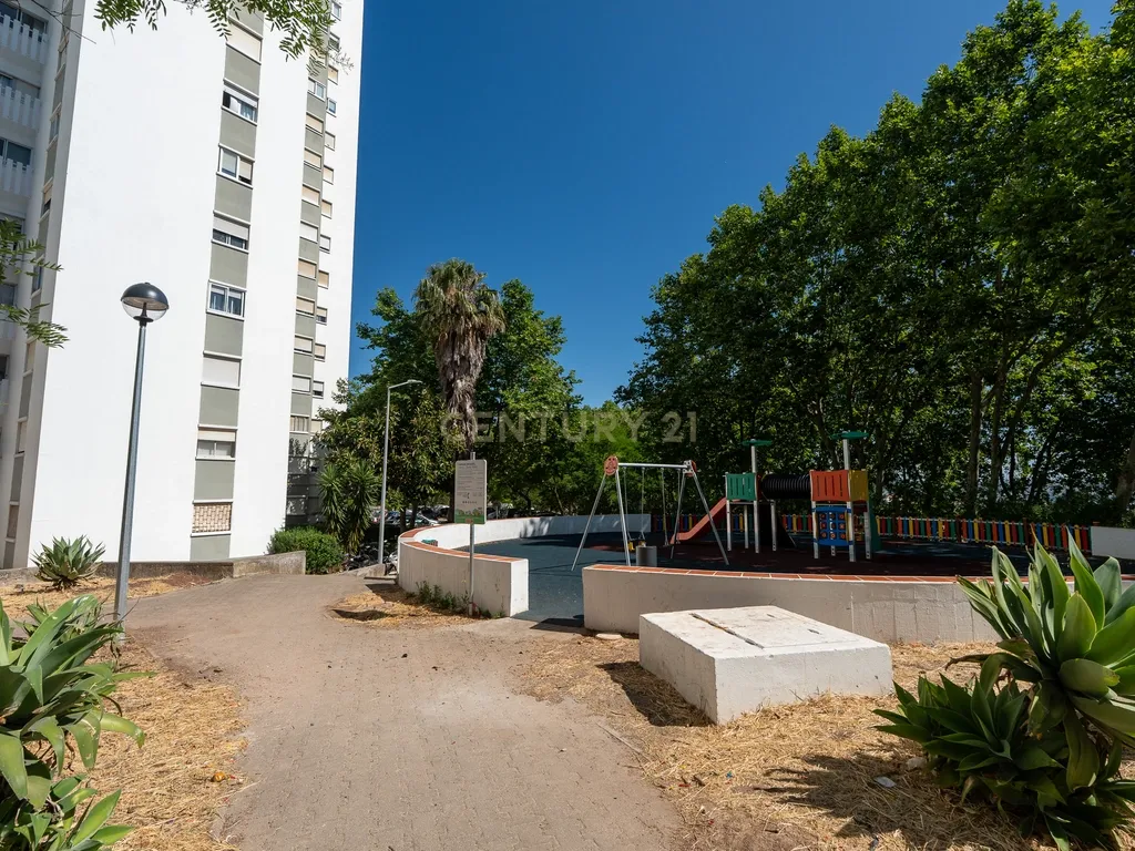 Apartamento de tipologia T4, com 2 WC e arrecadação localizado em Santo António dos Cavaleiros – Loures. - Image 32