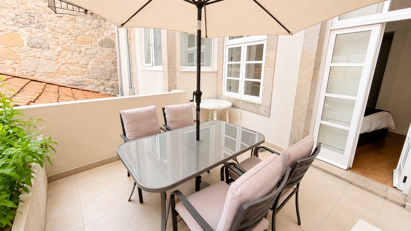 Fotografia 12 de Apartamento T2 com terraço e fachada histórica no centro do Porto