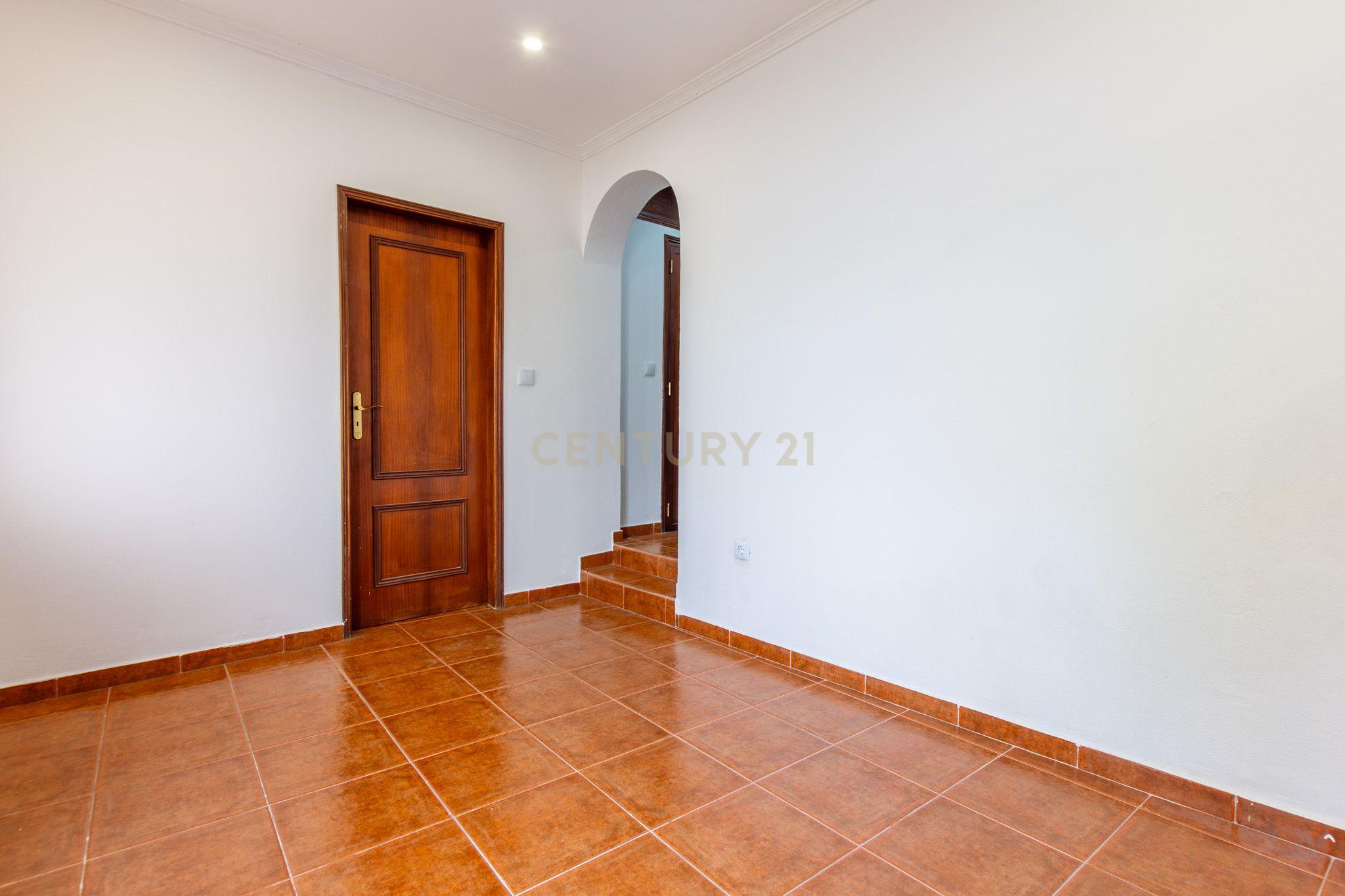 Fotografia 11 de MORADIA BIFAMILIAR T2 + T2 COM GARAGEM E AMPLO ESPAÇO EXTERIOR.