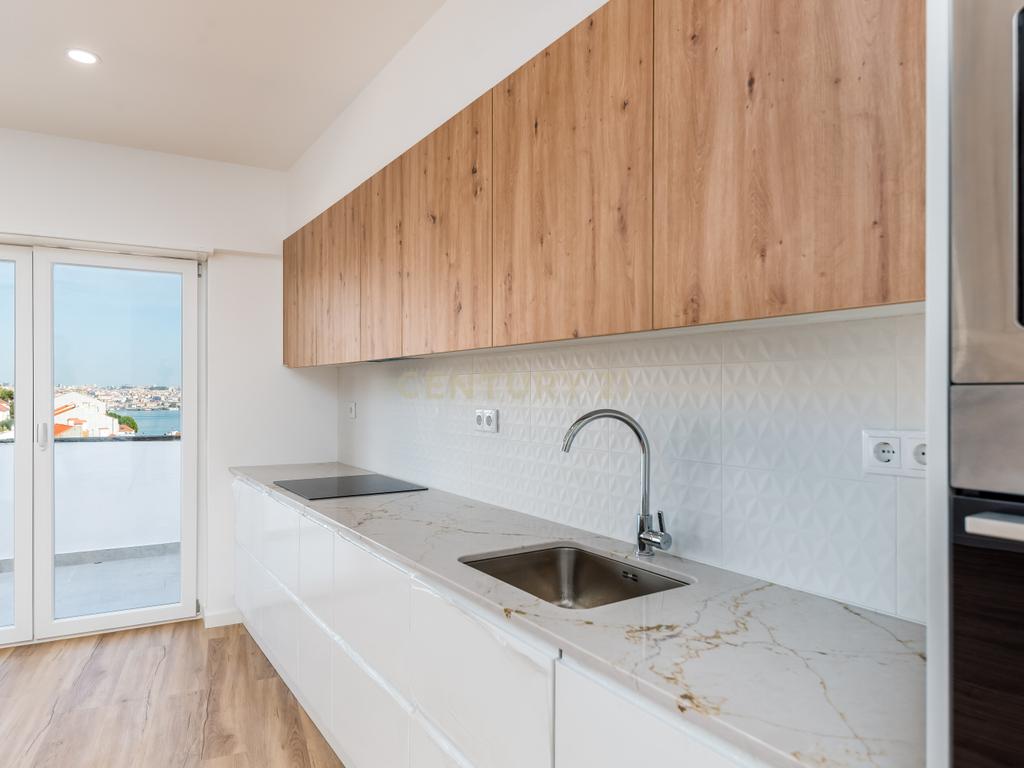 T2 Totalmente Remodelado com Terraço — Almada Centro. - Image 6