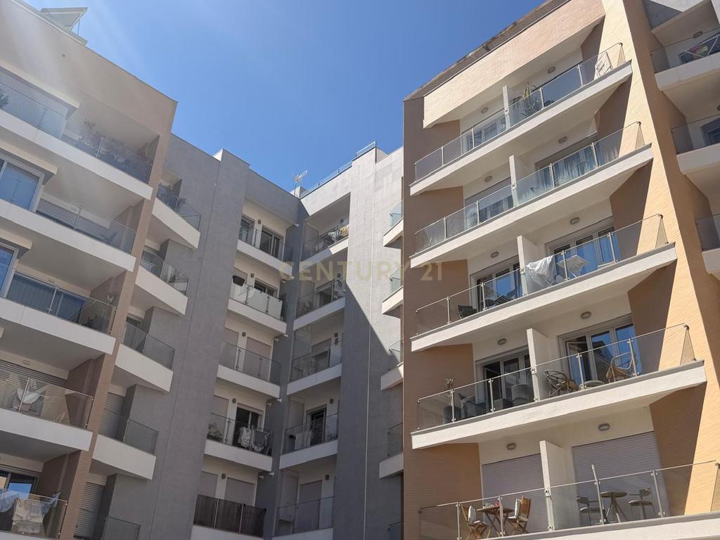 Apartamento T3 com suite e lugar de parqueamento e Box fechada- Quinta das Marianas - Image 1