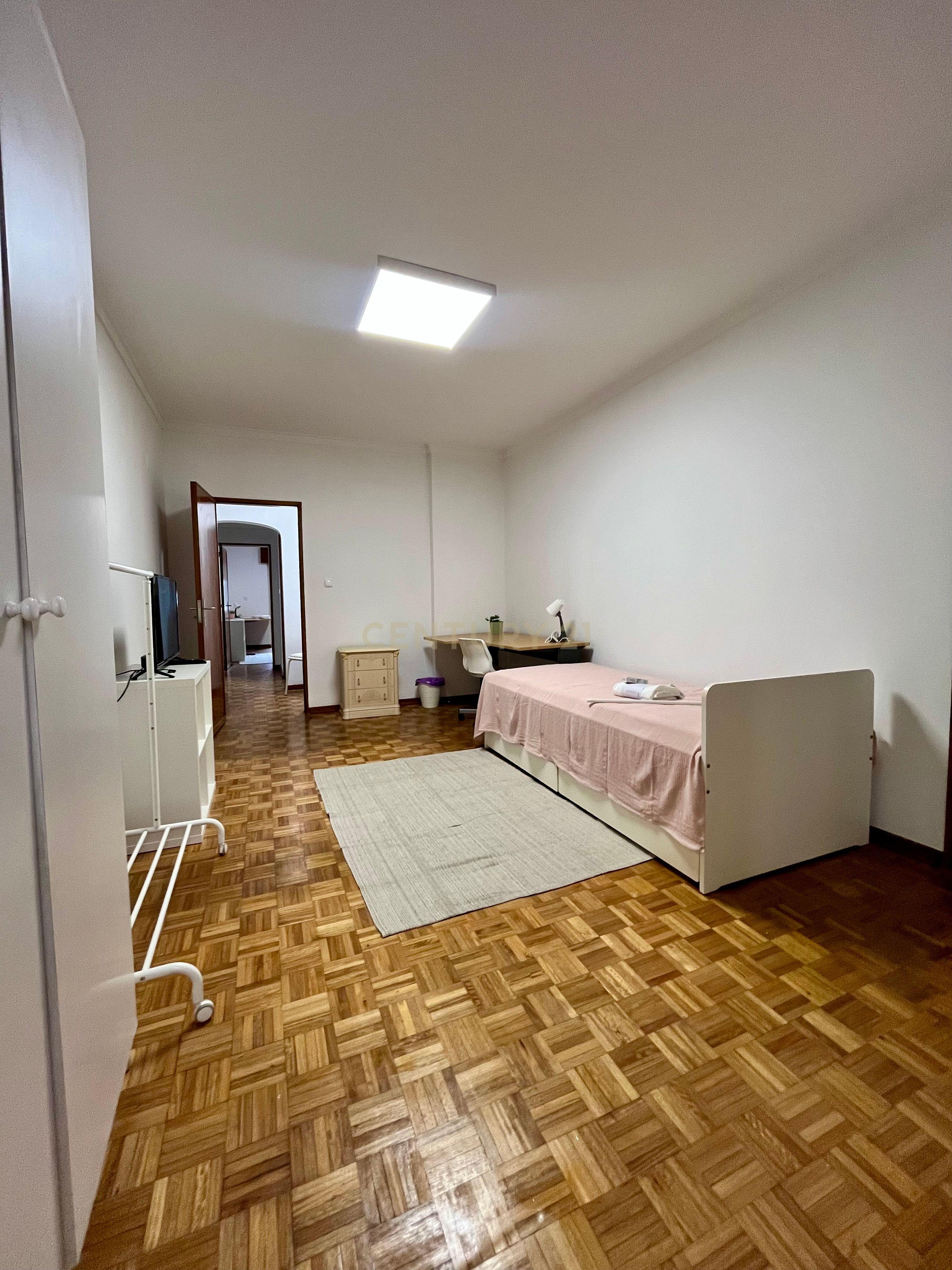 Quarto 1 para Estudantes ou Professores - junto a Urb. Vila Chã (Amadora)
