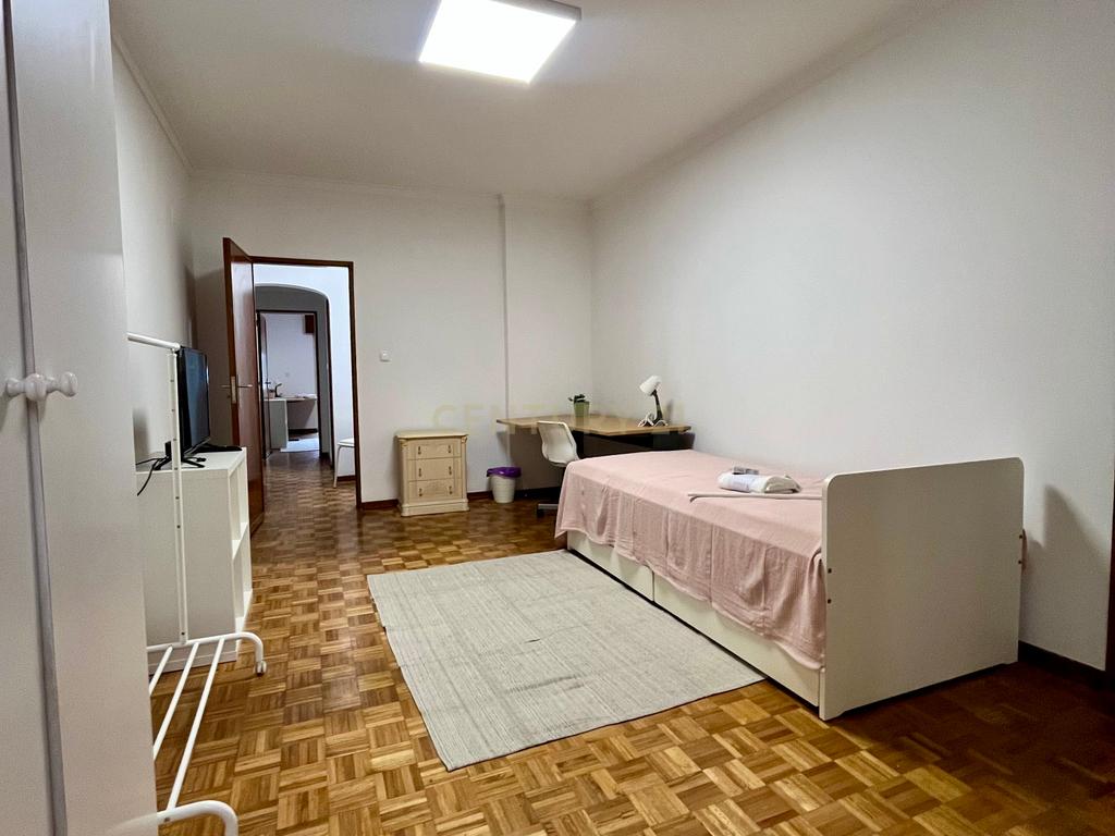 Quarto 1 para Estudantes ou Professores - junto a Urb. Vila Chã (Amadora) - Image 1
