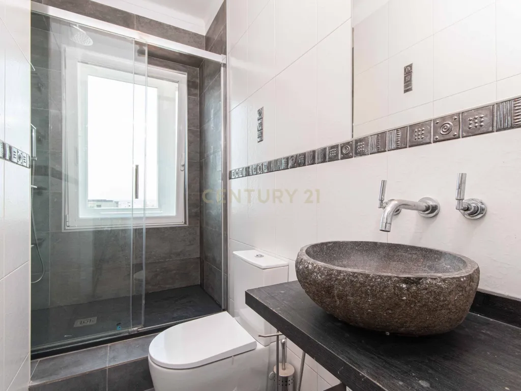 Apartamento T2 de Charme com vista rio e estacionamento em São Vicente, Lisboa - Image 13