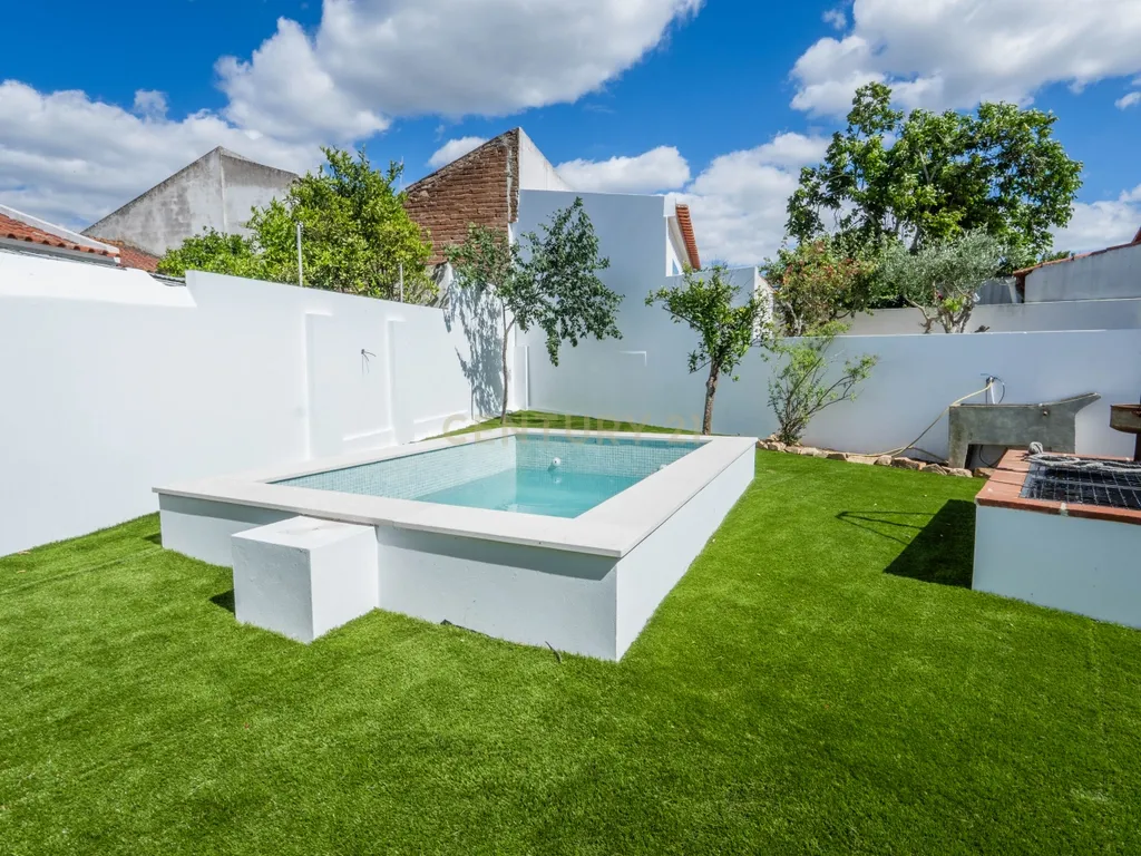 Moradia T2 Premium com Piscina, Suite e Acabamentos de Excelência - Image 33