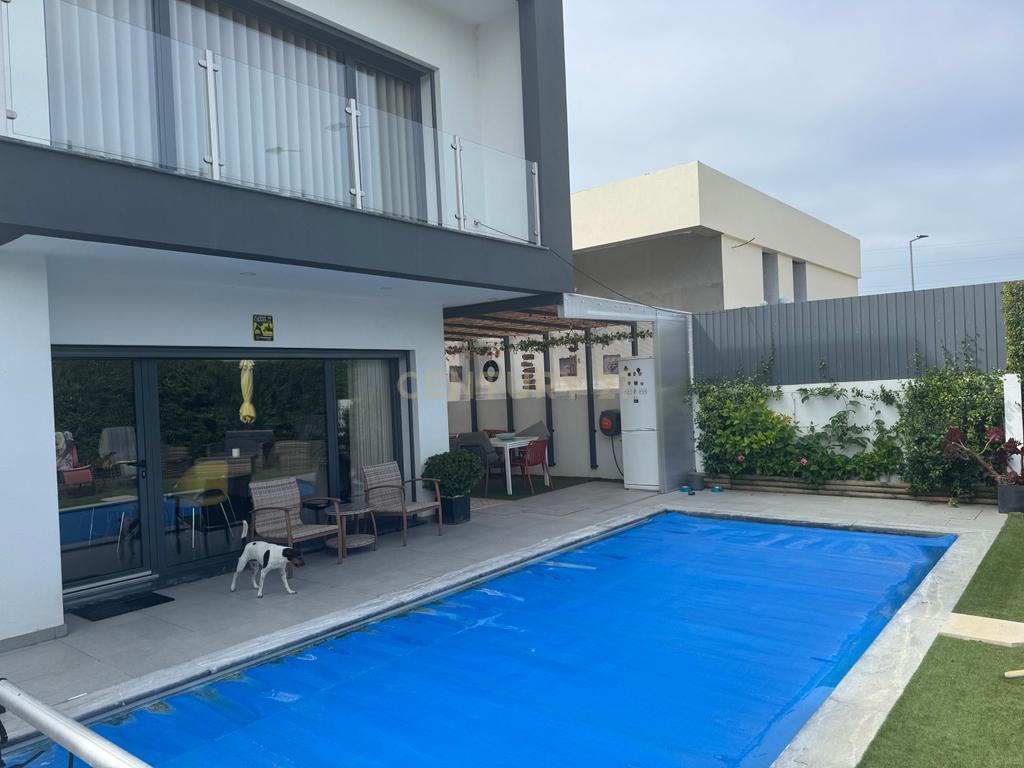 MORADIA ISOLADA na CAPARICA T4 c/ 3 SUITES, PISCINA AQUECIDA e PAINÉIS FOTOVOLTAICOS - Image 1