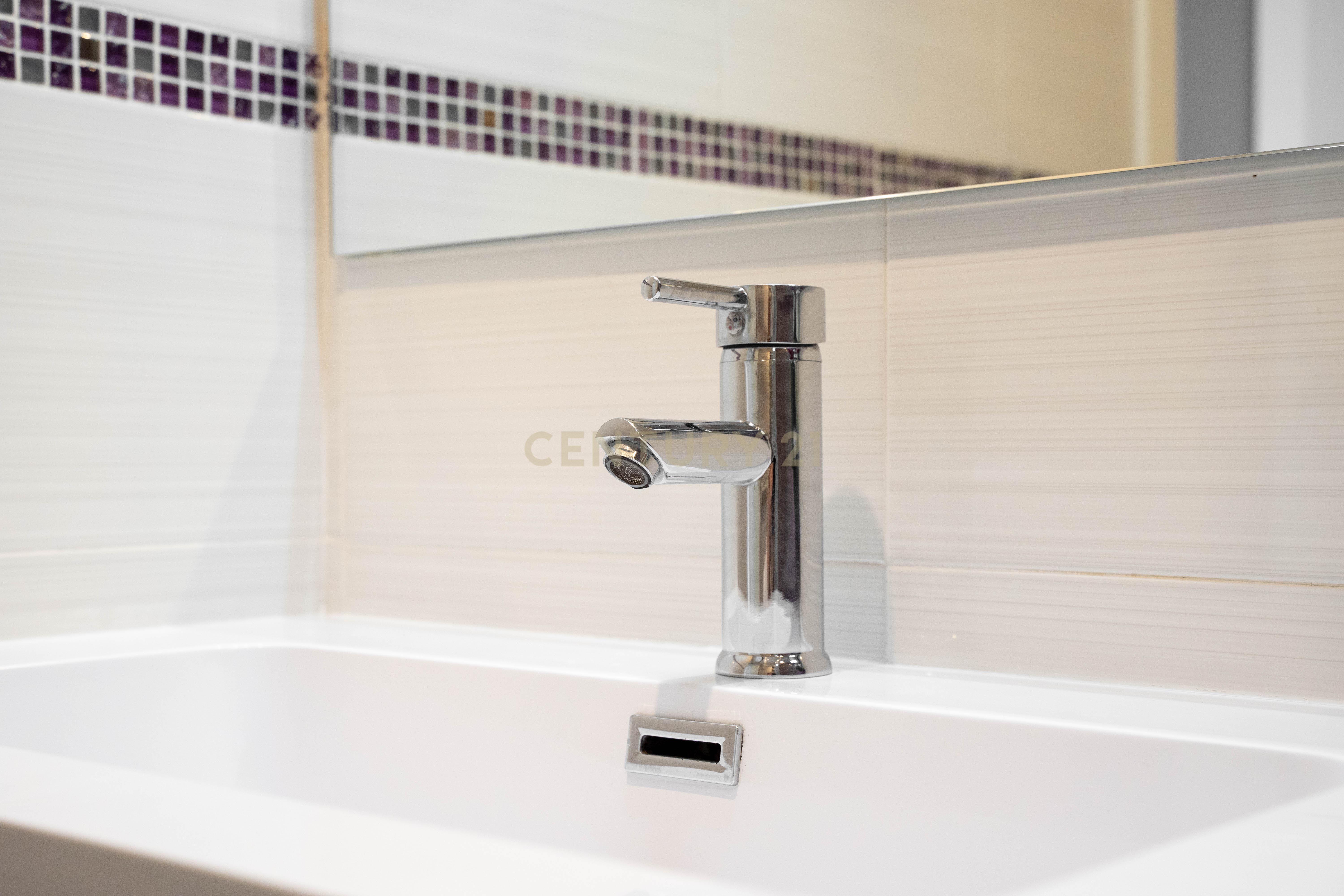 Vive numa urbanização com jardim e piscina. - Image 25