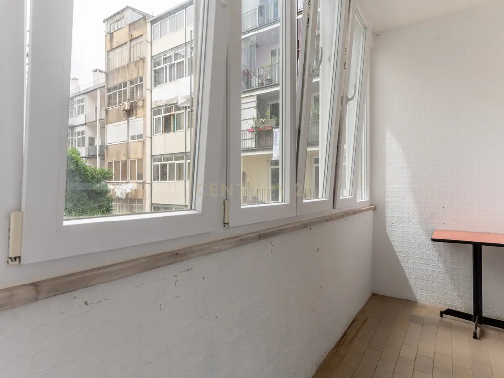 Apartamento T3 com elevador e garagem na Rua Luciano Cordeiro, em Lisboa - Image 29