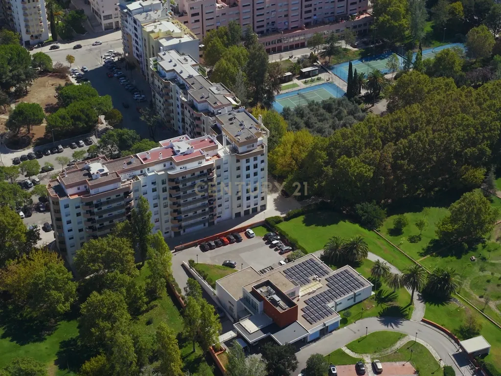 T4 com Vista sobre o Jardim de Vanicelos e Serra da Arrábida - Image 41