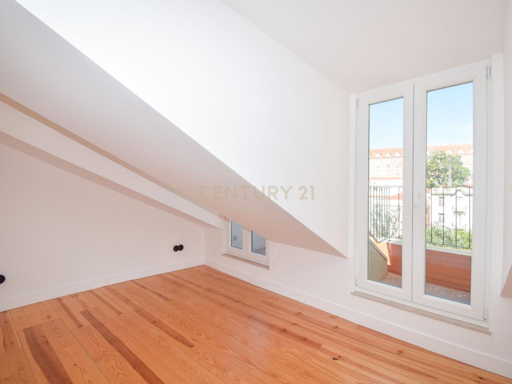 Duplex em prédio totalmente reconstruído, com acabamentos de excelência - Image 4