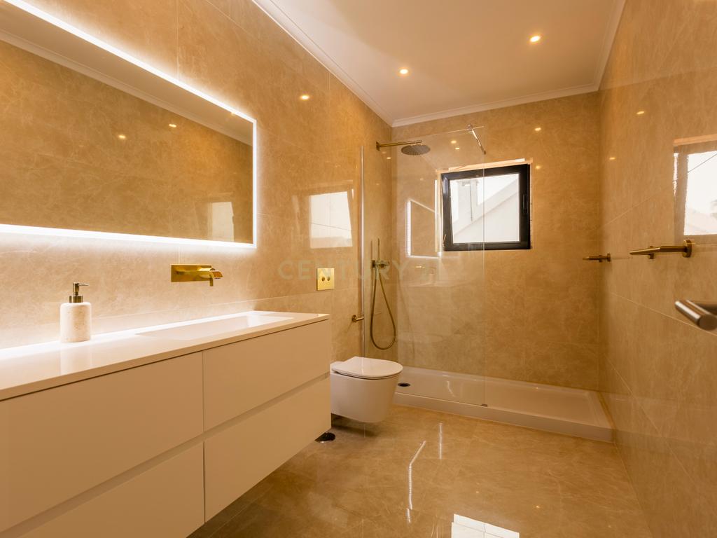 Moradia de Sonho na Charneca da Caparica – Elegância, Conforto e Localização Privilegiada - Image 69