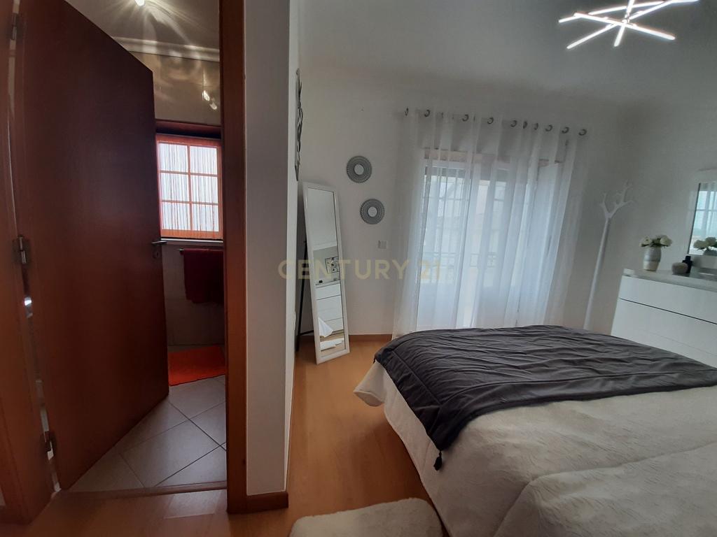 Moradia  T3 na  Lourinhã com Piscina  Garagem e Churrasqueira - Image 12