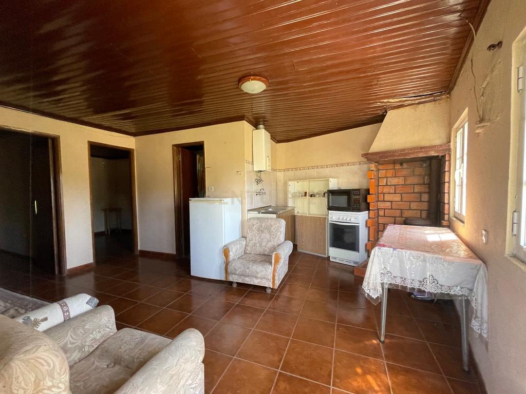Uma quinta com uma casa que necessita de restauro, situada num terreno de 4000m², cortado por um riacho. - Image 14