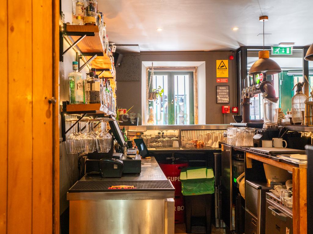 Restaurante Pronto a Funcionar na Emblemática Rua da Bica – Uma Oportunidade Única no Coração de Lisboa - Image 14