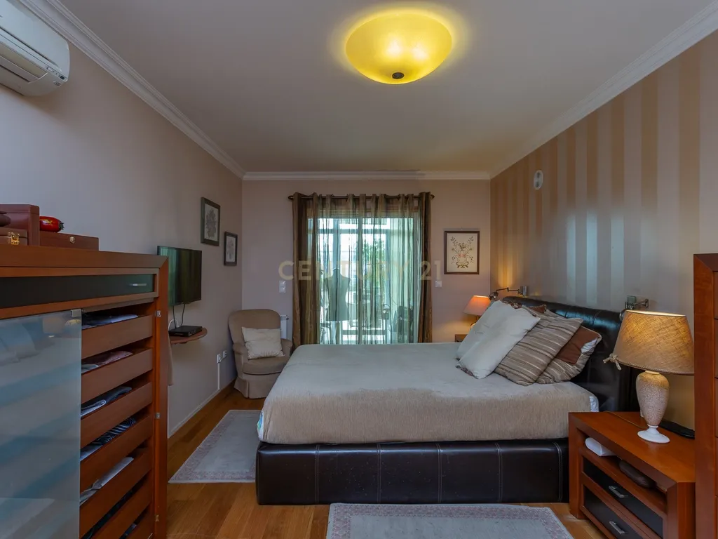 Apartamento T4 Alto de Algés, Terraço, Vista Rio, 6 Lugares de Garagem - Image 18