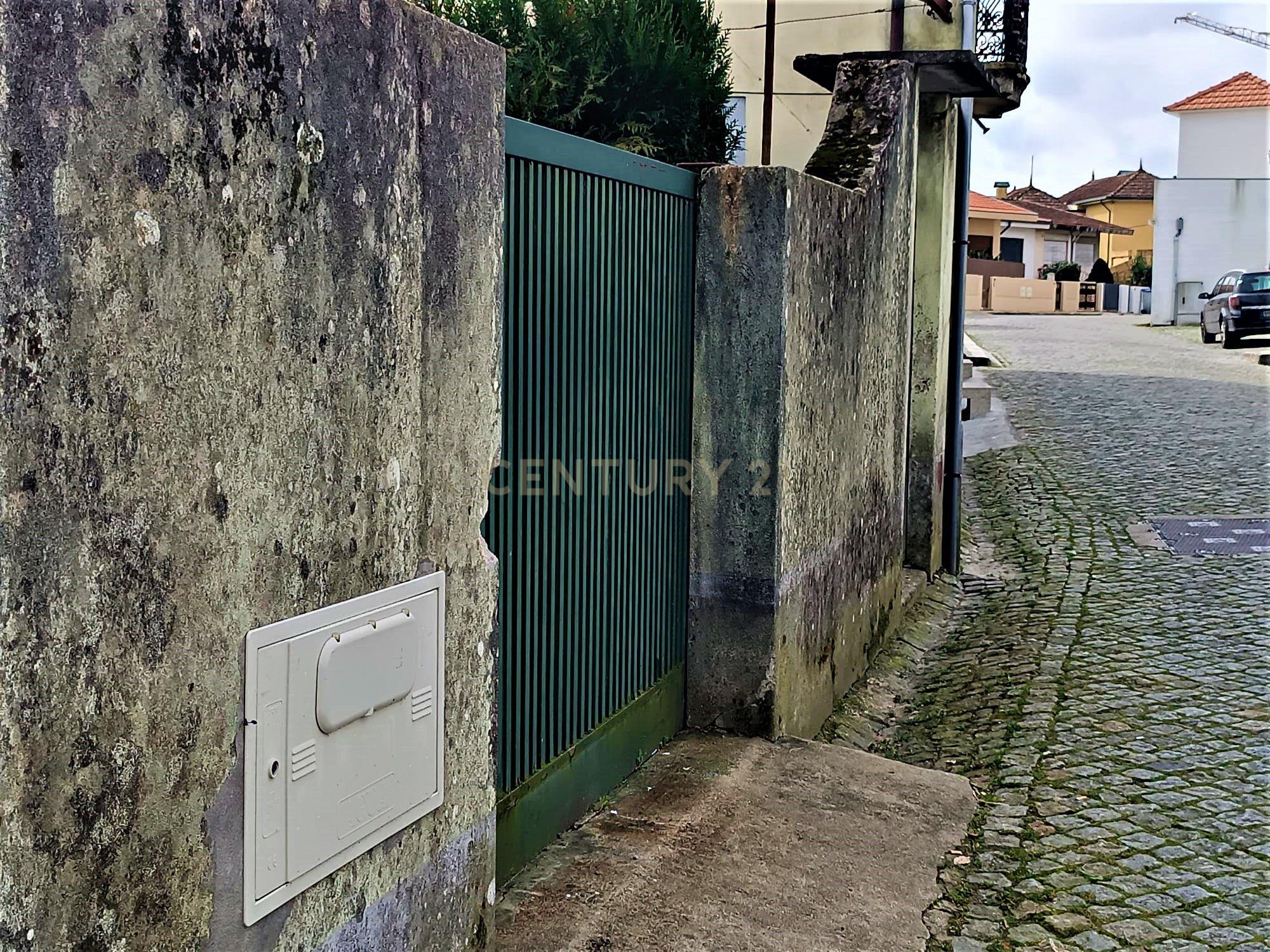 Moradia bifamiliar com cinco quartos, terreno e água para reconstrução no coração da Cidade da Maia, em Gueifaes - Image 9