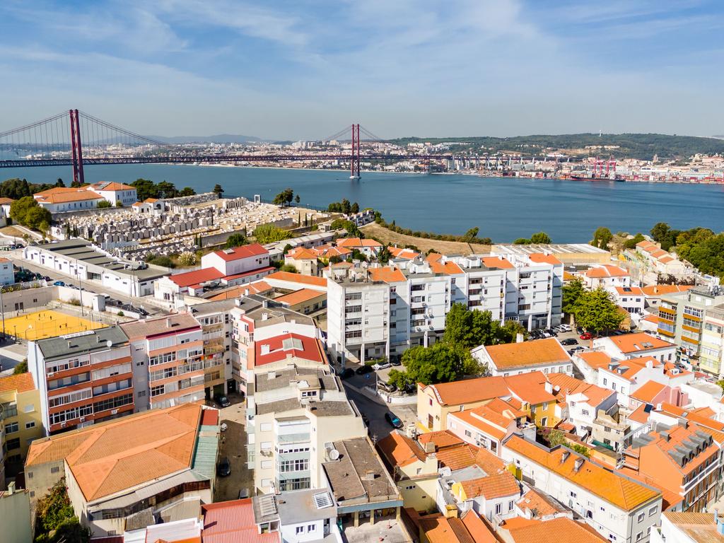 T2 Totalmente Remodelado com Terraço — Almada Centro. - Image 28