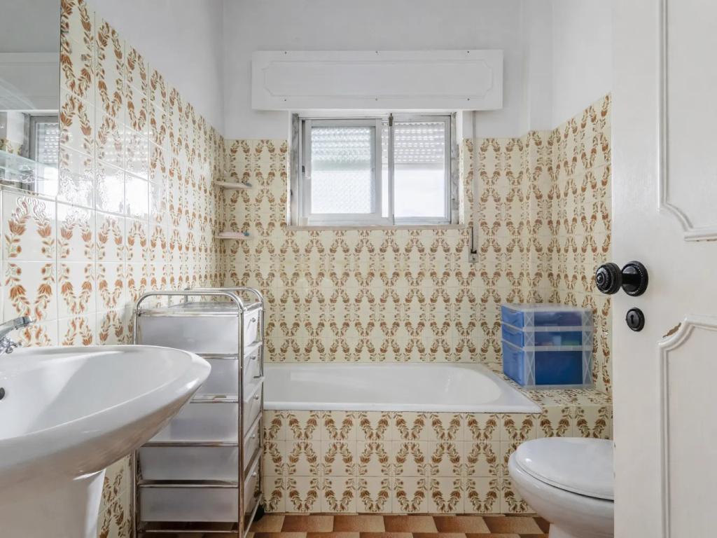 Apartamento T3 com garagem Box em Algueirão Mem Martins - Image 17