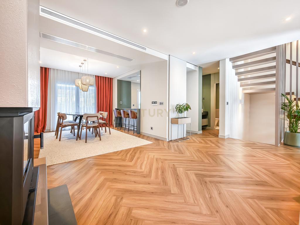Moradia T4 em Condomínio Privado | Piscina | 6WC | Jardim | Terraço | Box | Quinta do Brilhante | Albarraque A 5 Minutos Do colégio Tasis internacional - Image 9