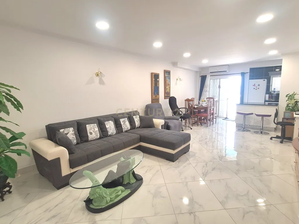 Luminoso Apartamento T2 com Varanda a Sul e Piscina no Centro de Albufeira - Image 2